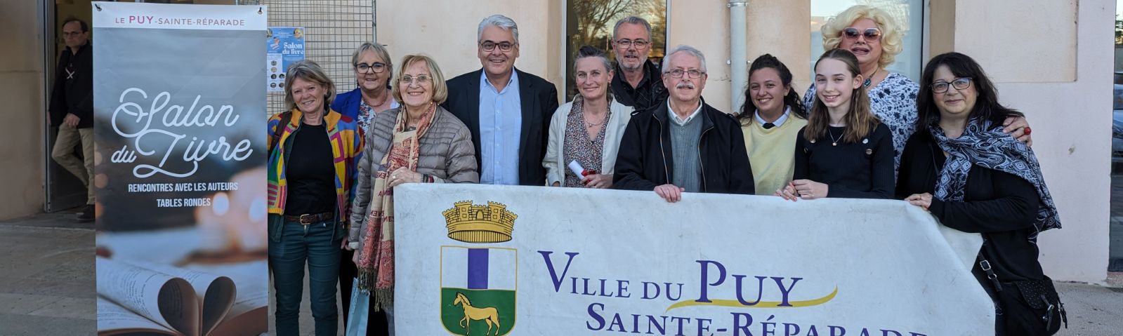 Les vainqueurs du Concours de Poésie en compagnie de M. le Maire, les élues et ZIZE