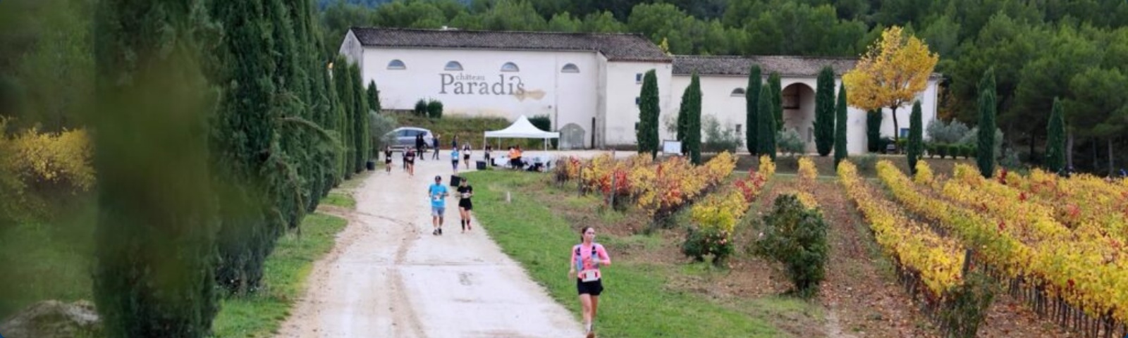 Les coureurs de la 1ère édition de la Course des châteaux traversent le domaine Paradis