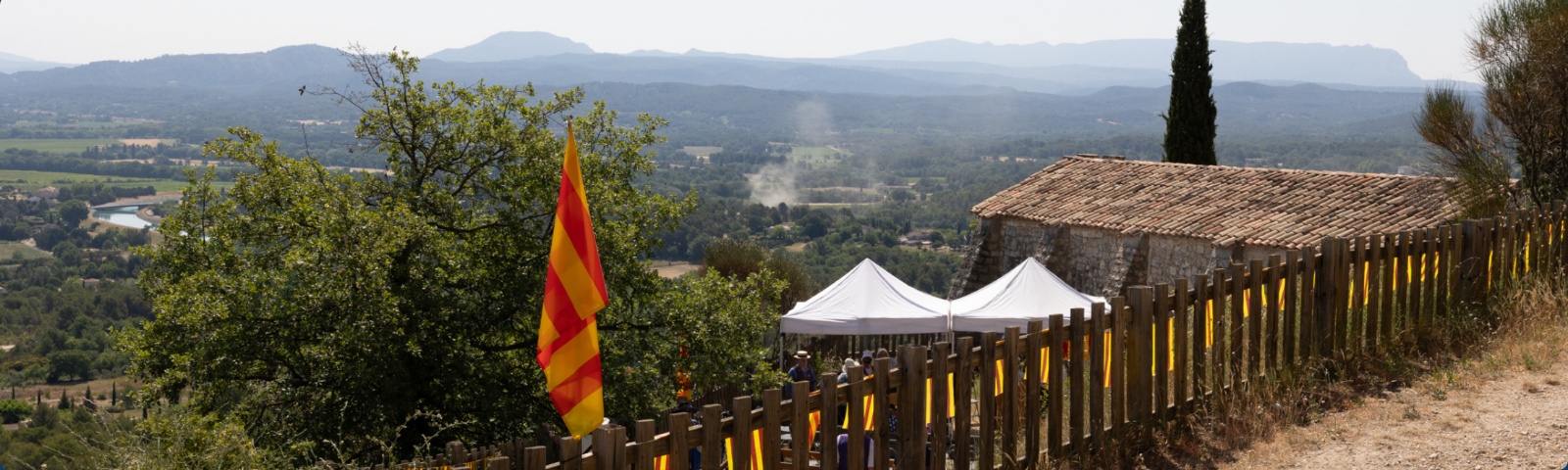 La chapelle Ste-Réparade se pare du drapeau provençal pour l'entrée dans le label Ciéuta Mistralenco - Juin 2025